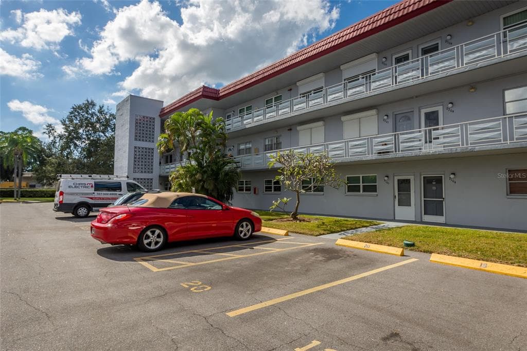 5660 80TH STREET N UNIT D105 ST PETERSBURG, FL 33709