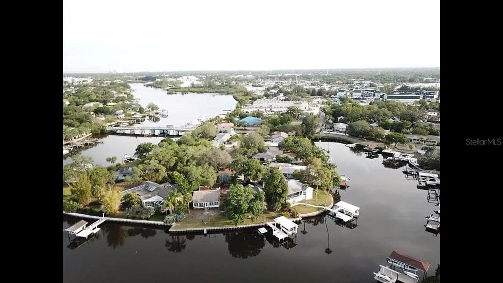 20 VENETIAN COURT TARPON SPRINGS, FL 34689