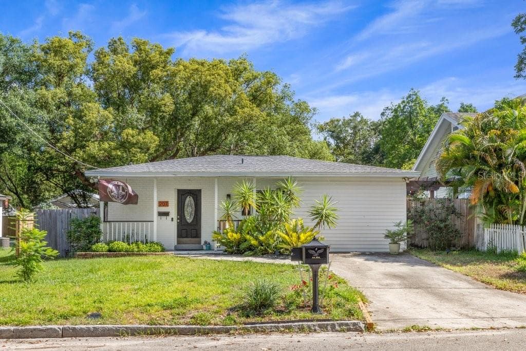 207 W NORTH STREET TAMPA, FL 33604