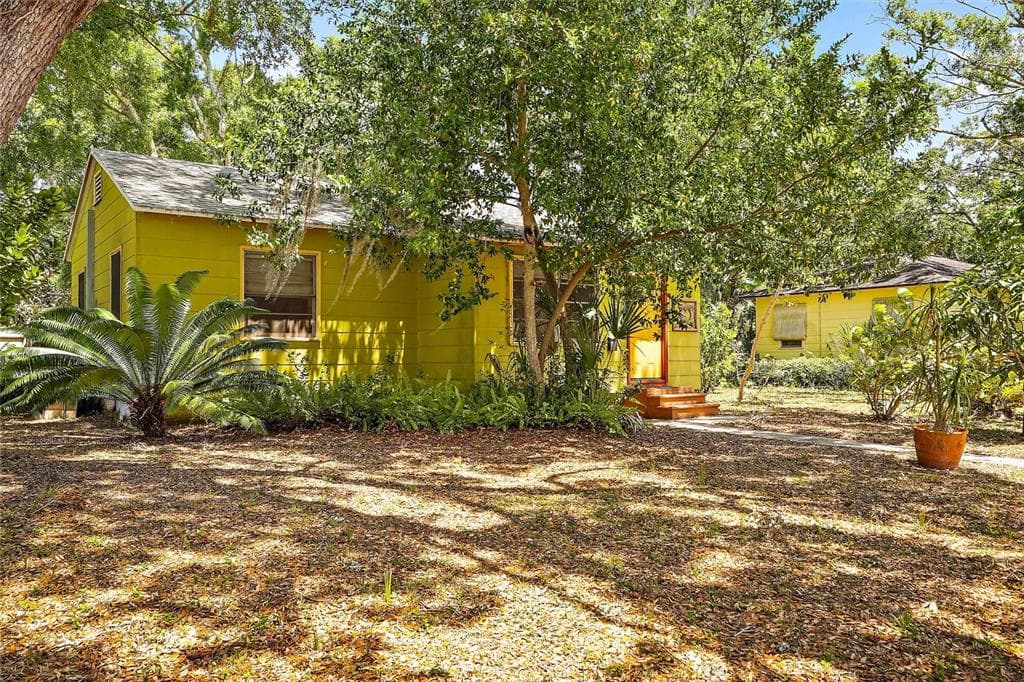 215 35TH AVENUE NE ST PETERSBURG, FL 33704