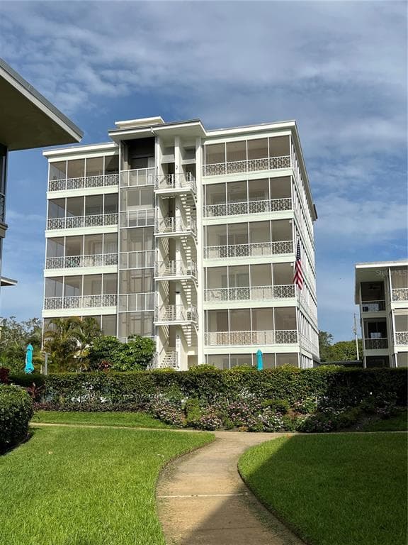 1012 N SHORE DRIVE NE UNIT 13 ST PETERSBURG, FL 33701