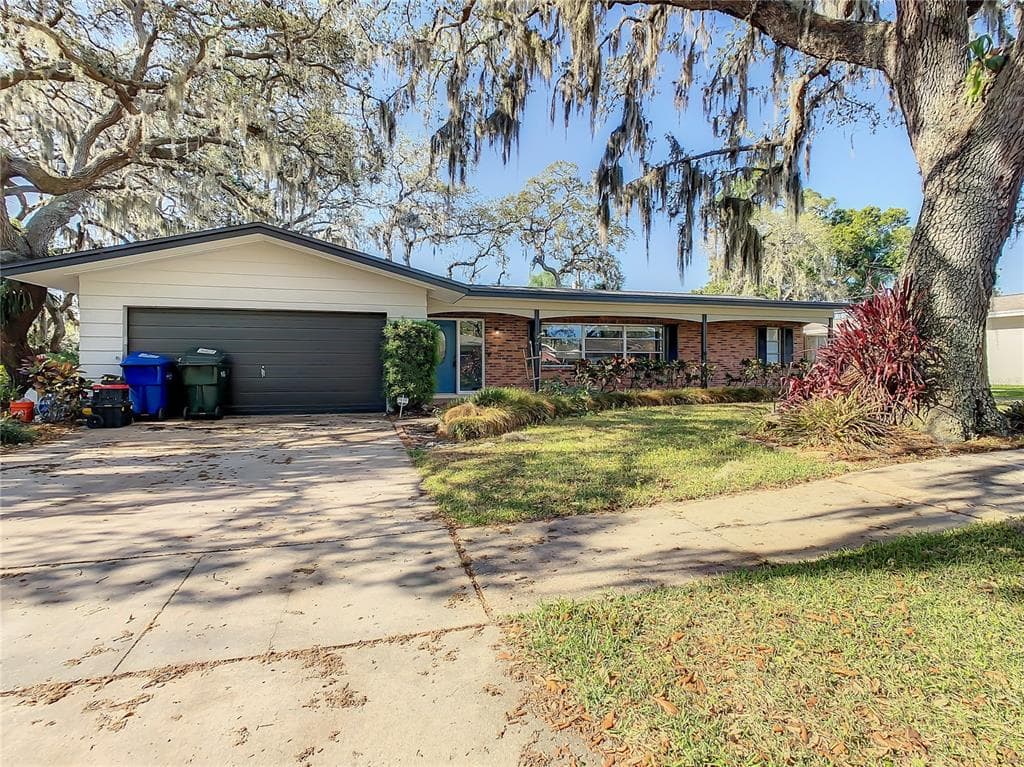 1595 PEACEFUL LANE N CLEARWATER, FL 33756
