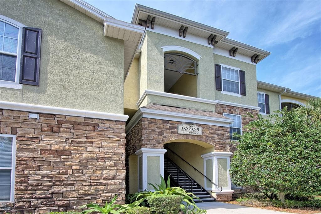 10205 COURTNEY PALMS BOULEVARD UNIT 301 TAMPA, FL 33619