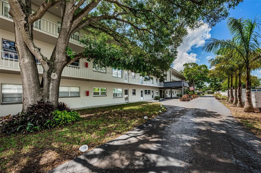5890 38TH AVENUE N UNIT 106 ST PETERSBURG, FL 33710