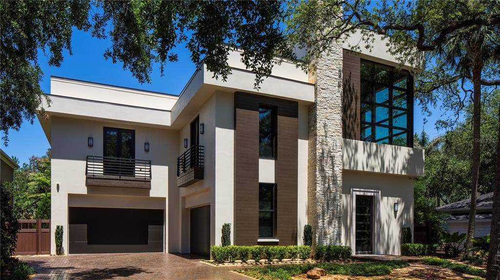 2903 W HAWTHORNE ROAD TAMPA, FL 33611