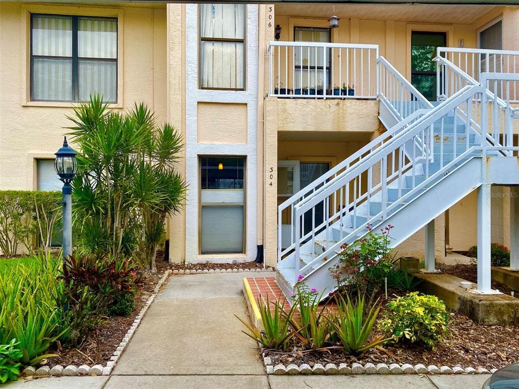 304 KNOTTWOOD COURT SUN CITY CENTER, FL 33573