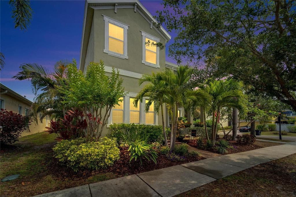 619 WINTERSIDE DRIVE APOLLO BEACH, FL 33572