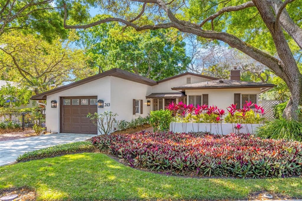 243 BANDERA WAY NE ST PETERSBURG, FL 33704