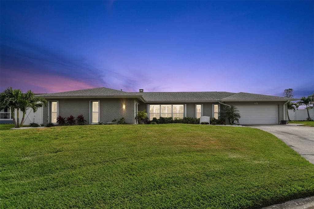 5166 HORSESHOE PLACE NE ST PETERSBURG, FL 33703