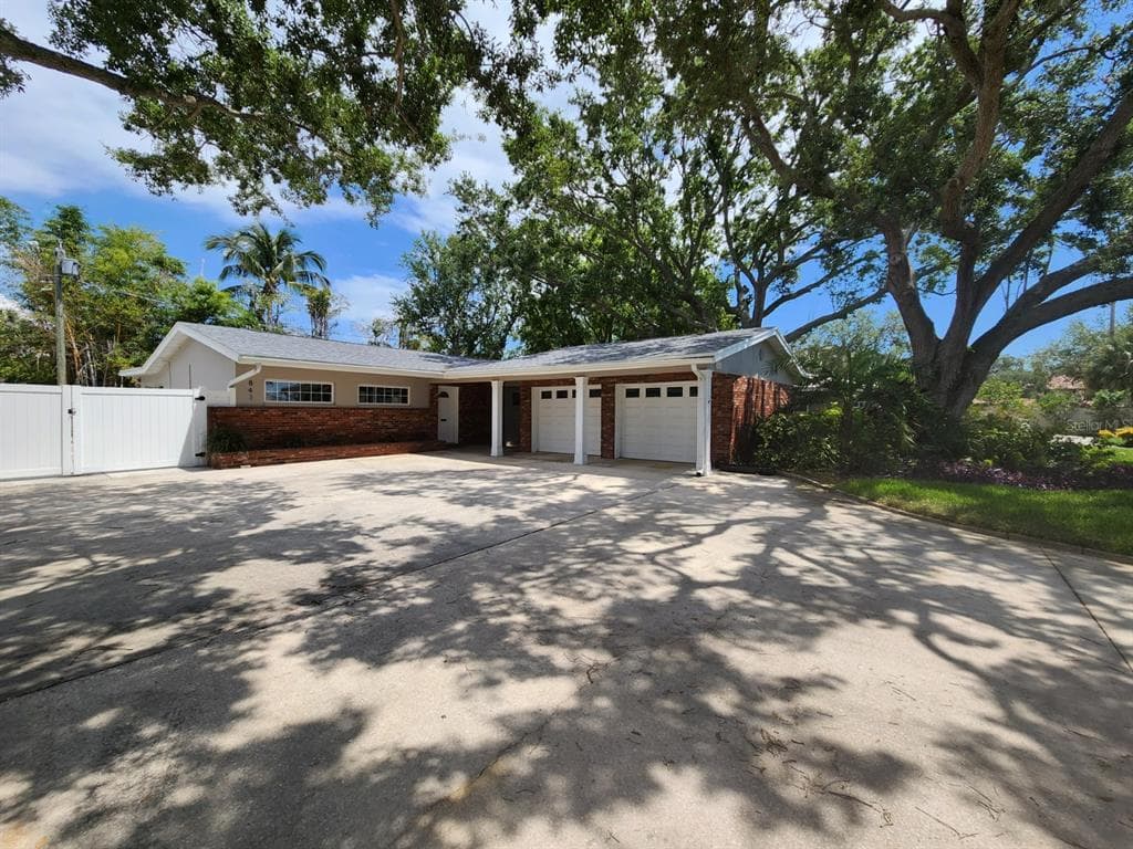 841 RAFAEL BOULEVARD NE ST PETERSBURG, FL 33704