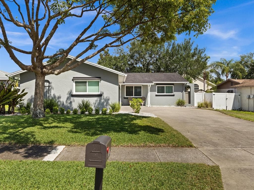 1715 CROMWELL DRIVE TARPON SPRINGS, FL 34689
