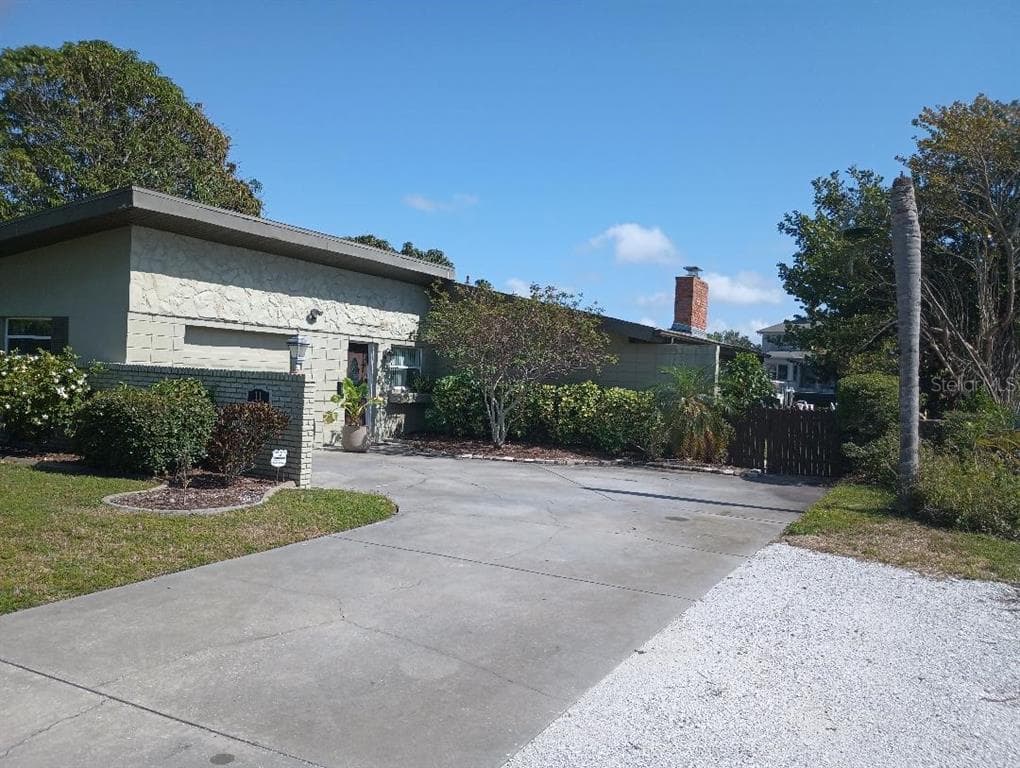 11 WINSTON DRIVE BELLEAIR, FL 33756
