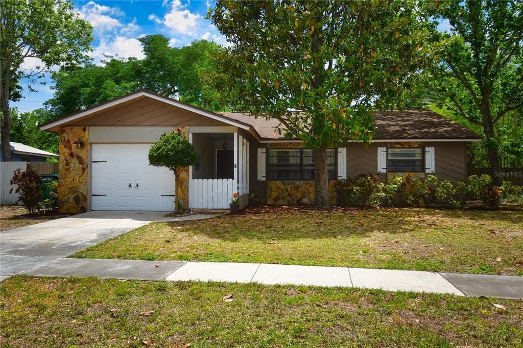 8516 LANTANA DRIVE LARGO, FL 33777