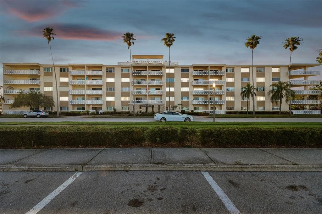 1200 N SHORE DRIVE NE UNIT 204 ST PETERSBURG, FL 33701