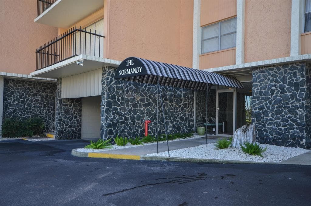 1120 N SHORE DRIVE NE UNIT 402 ST PETERSBURG, FL 33701