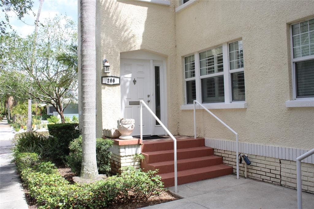 266 15TH AVENUE NE UNIT 266 ST PETERSBURG, FL 33704