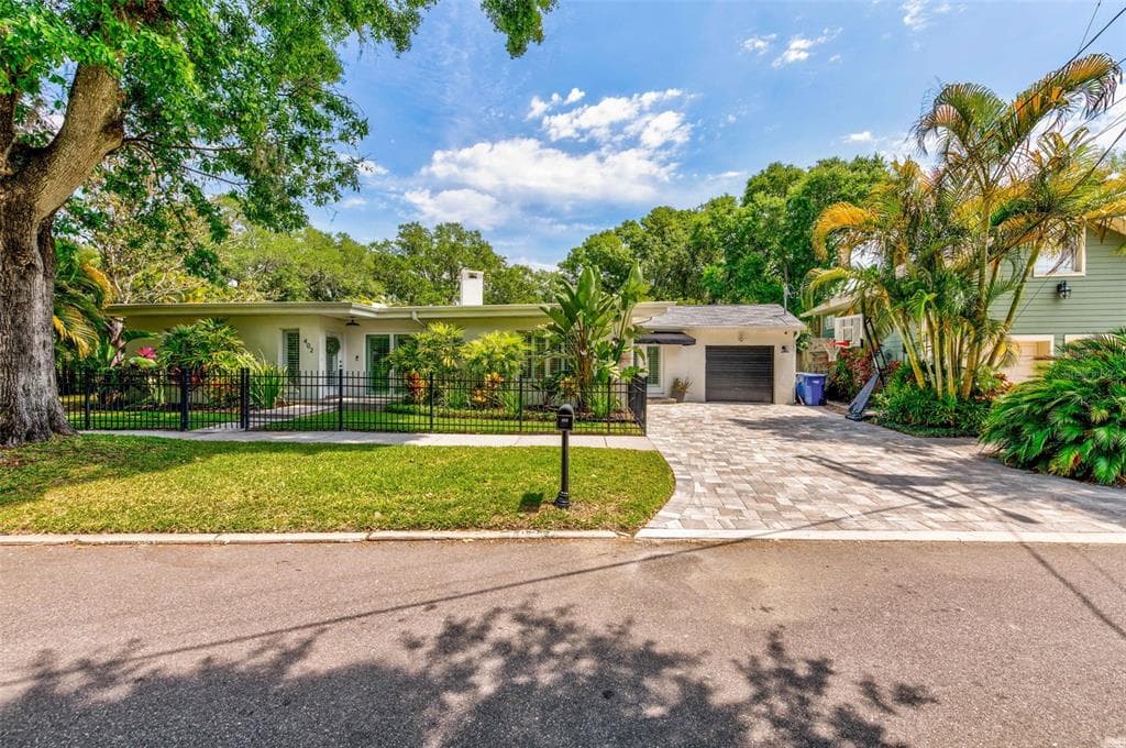 402 S ROYAL POINCIANA DRIVE TAMPA, FL 33609