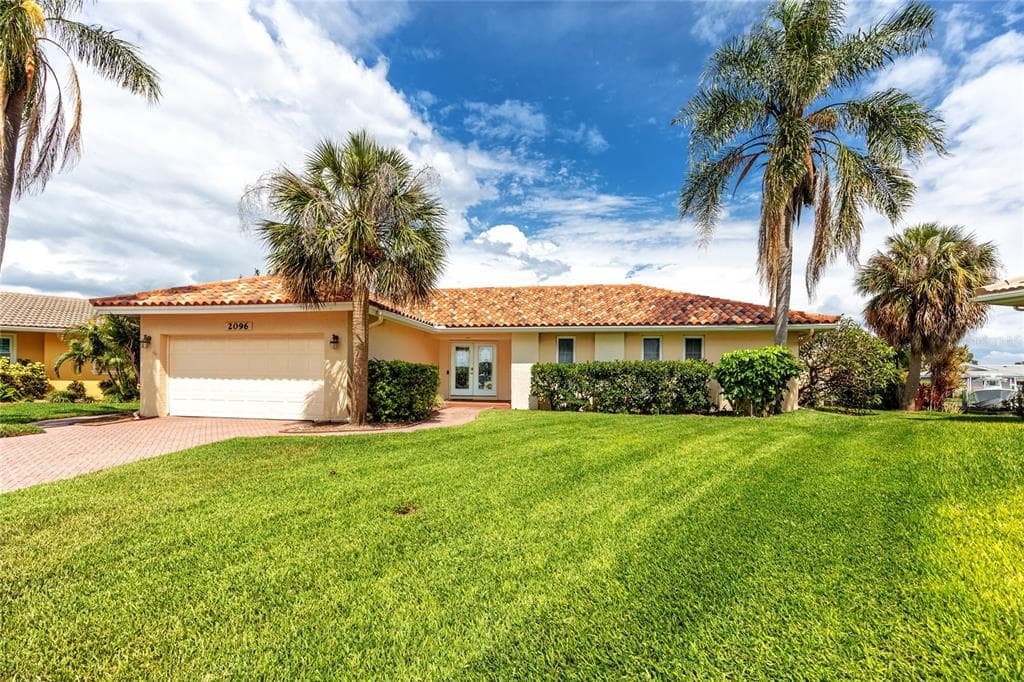 2096 MASSACHUSETTS AVENUE NE ST PETERSBURG, FL 33703