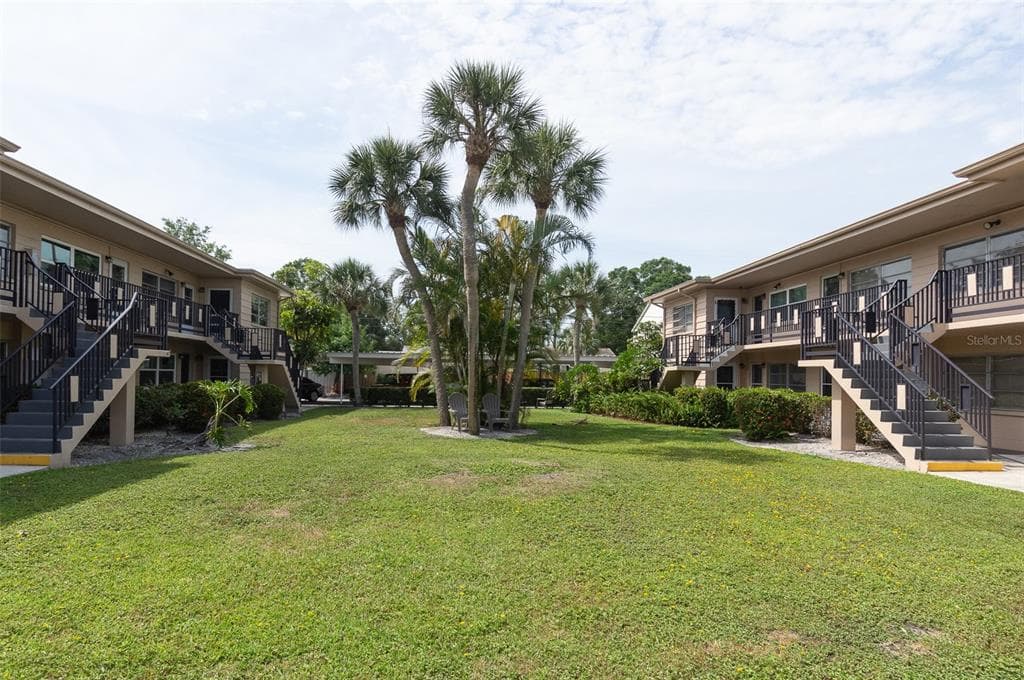 216 36TH AVENUE N UNIT 204B ST PETERSBURG, FL 33704