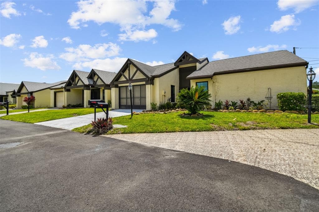 924 ROSEWOOD LANE