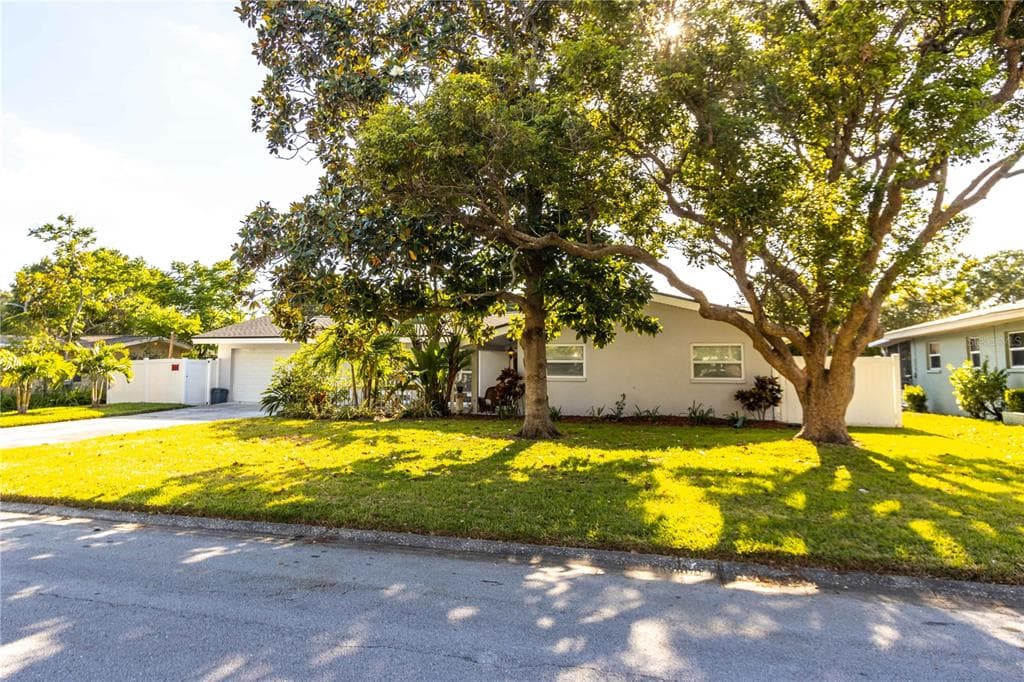 1374 MARJOHN AVENUE CLEARWATER, FL 33756
