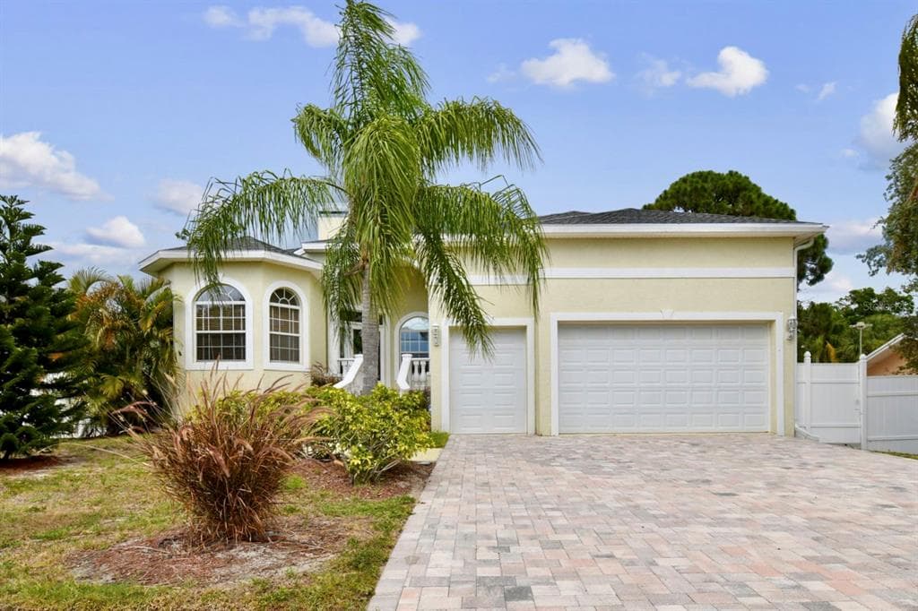 812 EUNICE DRIVE TARPON SPRINGS, FL 34689