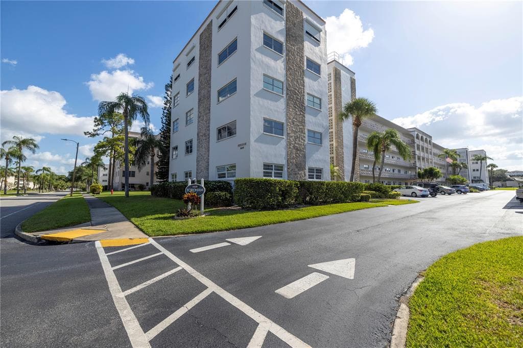 5603 80TH STREET N UNIT 401 ST PETERSBURG, FL 33709