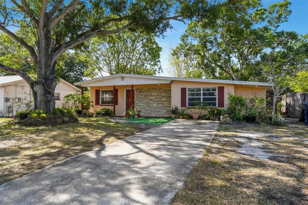 4340 WALLACE CIRCLE TAMPA, FL 33611