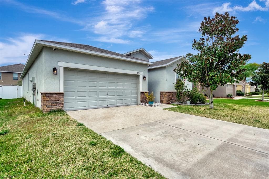 928 MEADOW GLADE DRIVE RUSKIN, FL 33570