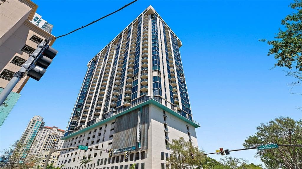 1 BEACH DRIVE SE UNIT 807 ST PETERSBURG, FL 33701