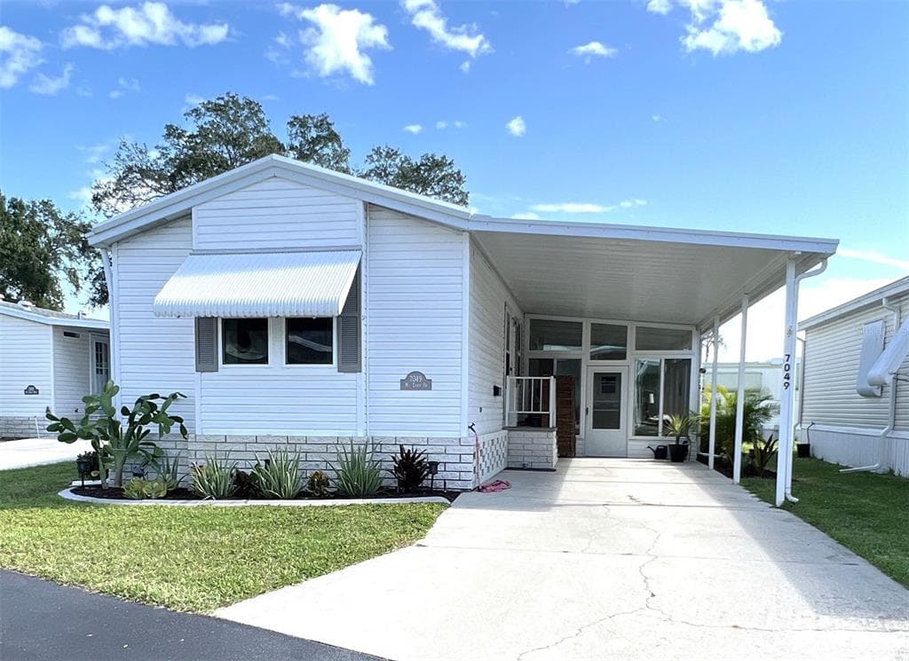 7049 MOUNT ESSEX DRIVE NE UNIT 521 ST PETERSBURG, FL 33702