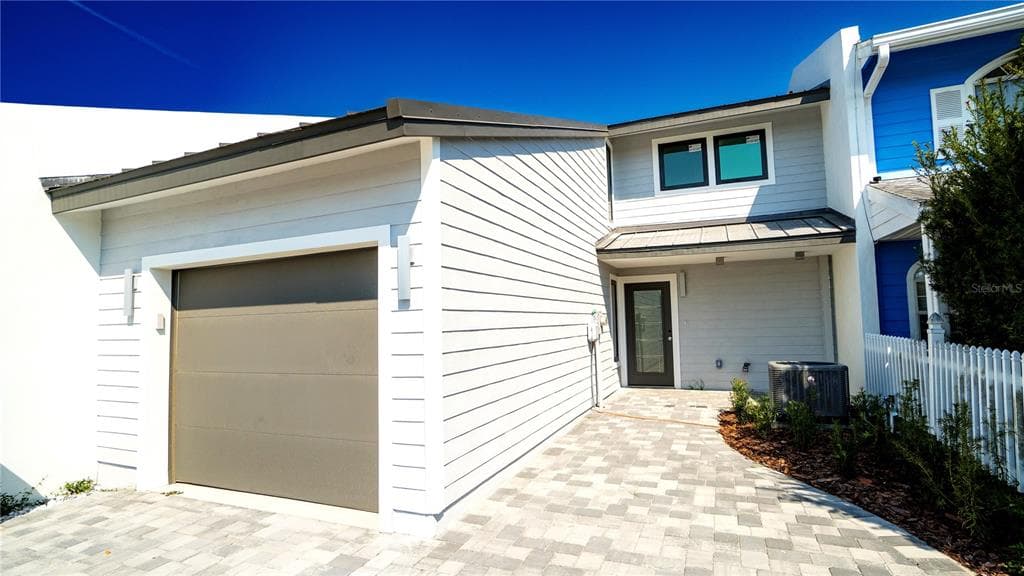 8753 BAY POINTE DRIVE TAMPA, FL 33615
