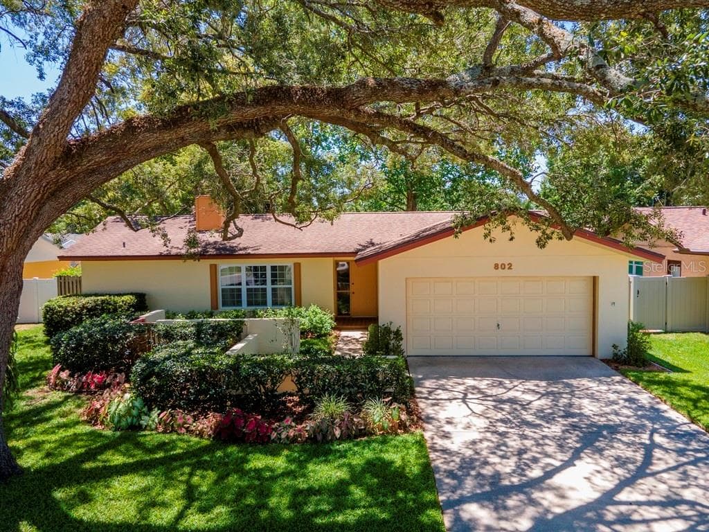 802 GATEWAY LANE TAMPA, FL 33613