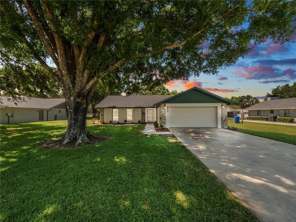 908 KRISTINA COURT AUBURNDALE, FL 33823