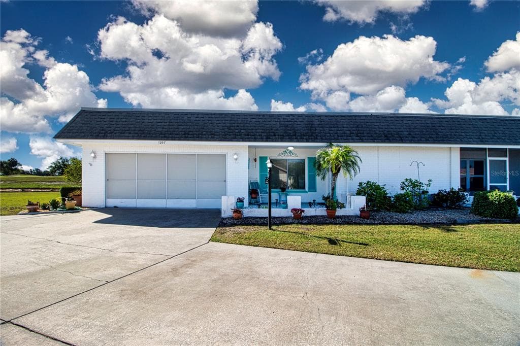 1207 LAKEHOUSE COURT UNIT 1207 SUN CITY CENTER, FL 33573