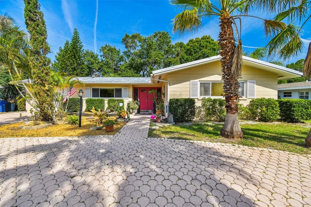 2606 CROTON AVENUE SARASOTA, FL 34239