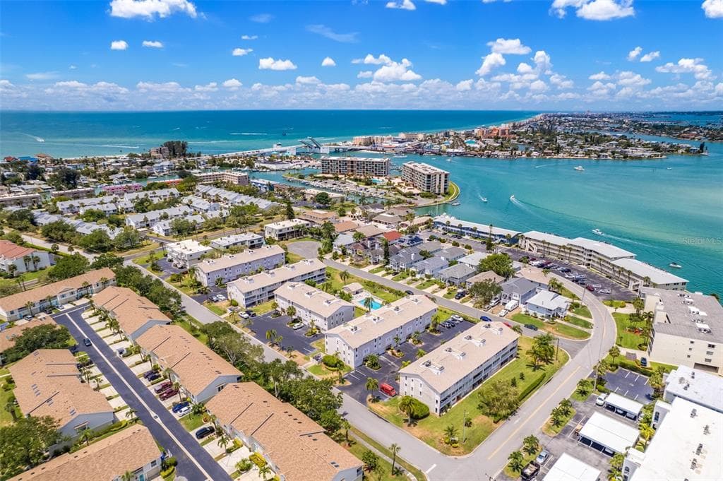 255 CAPRI CIRCLE N UNIT 32 TREASURE ISLAND, FL 33706