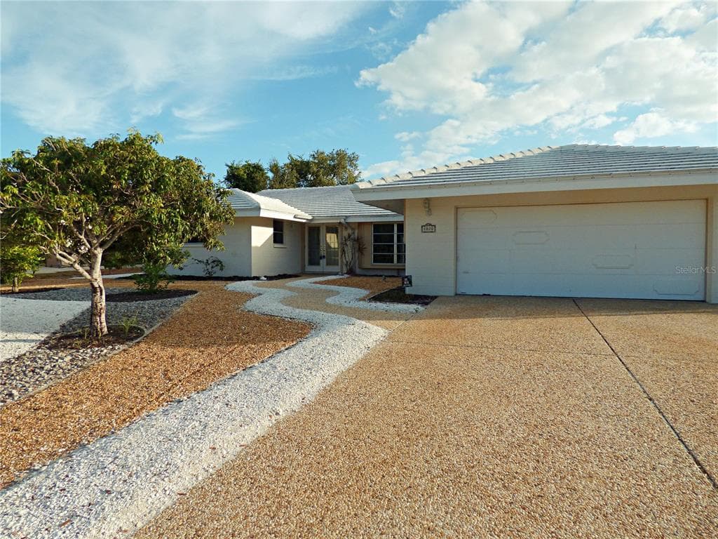 1020 GLEBE LANE