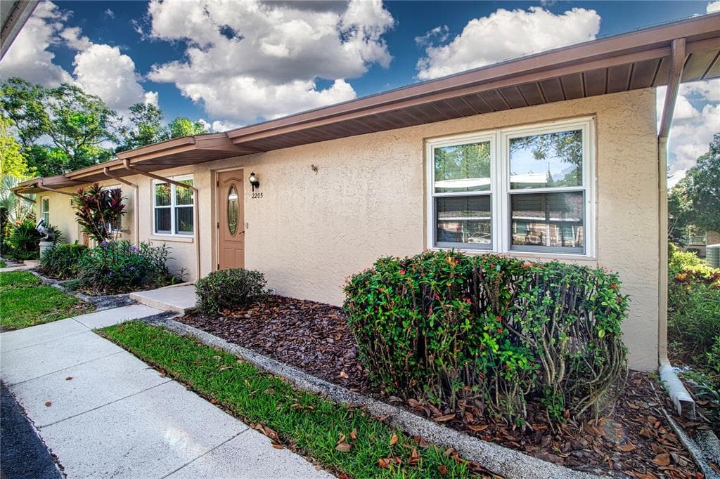 2205 CANTERBURY LANE UNIT 336 SUN CITY CENTER, FL 33573