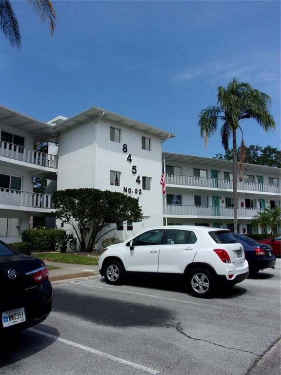 8454 111TH STREET UNIT 104 SEMINOLE, FL 33772