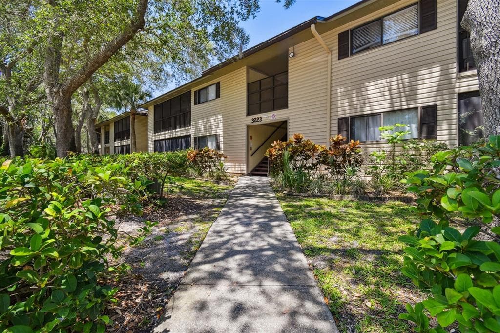 3223 FOX CHASE CIRCLE N UNIT 208 PALM HARBOR, FL 34683