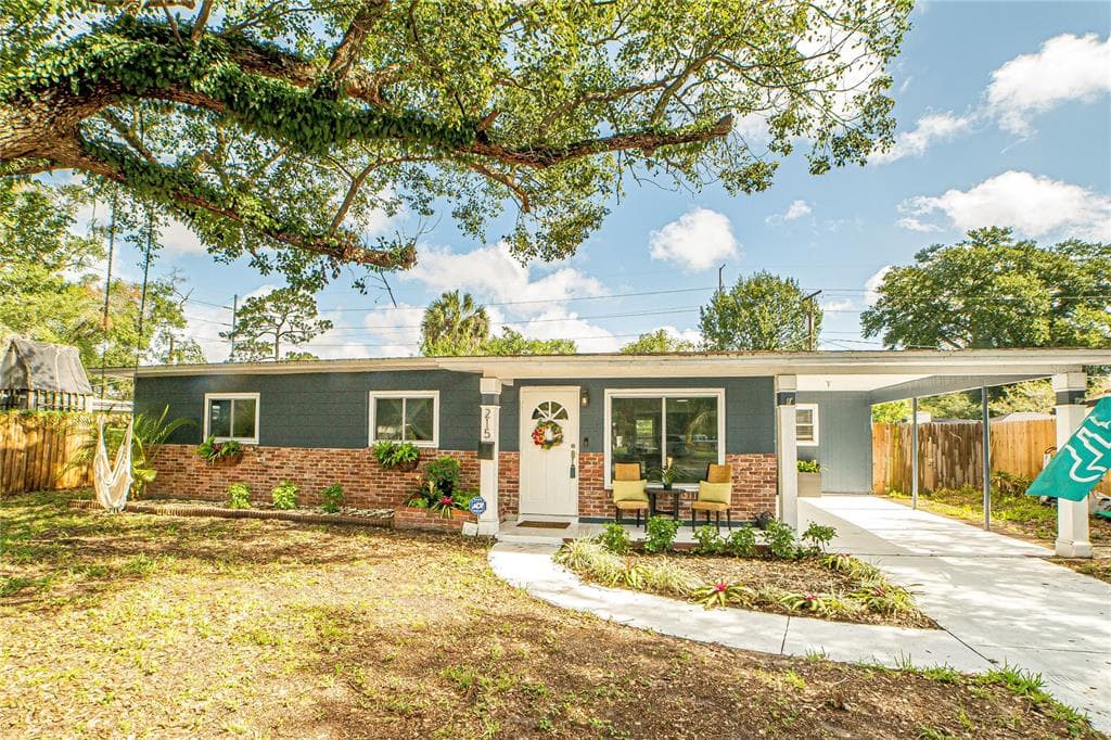 215 W 103RD AVENUE TAMPA, FL 33612