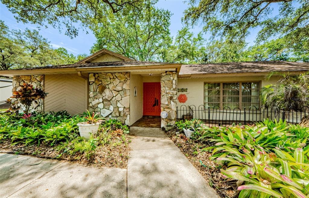 1923 LA GRANDE DRIVE DUNEDIN, FL 34698