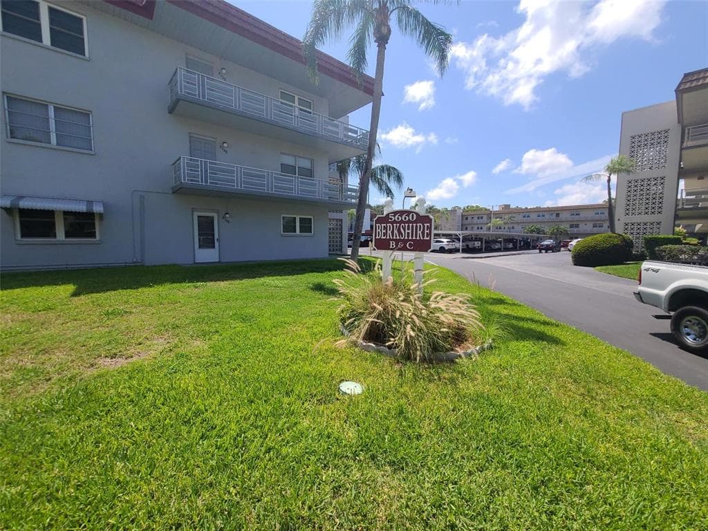 5660 80TH STREET N UNIT B104 ST PETERSBURG, FL 33709
