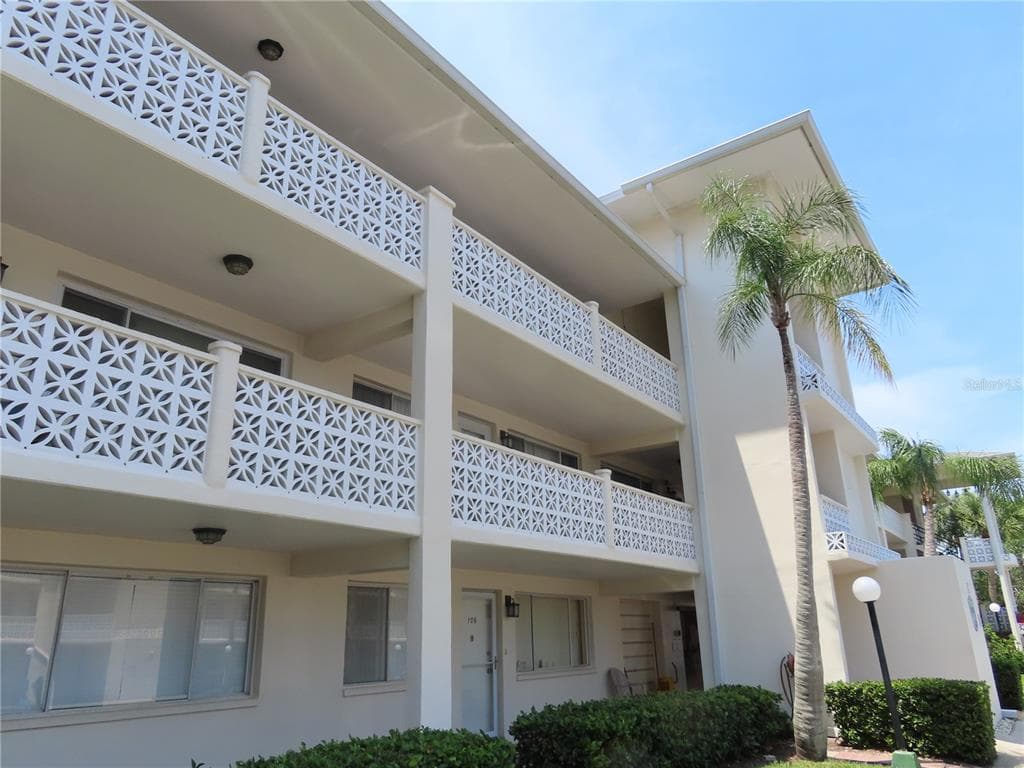 1235 S HIGHLAND AVENUE UNIT 4-204 CLEARWATER, FL 33756