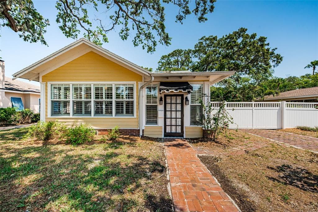 326 WILDWOOD WAY BELLEAIR, FL 33756