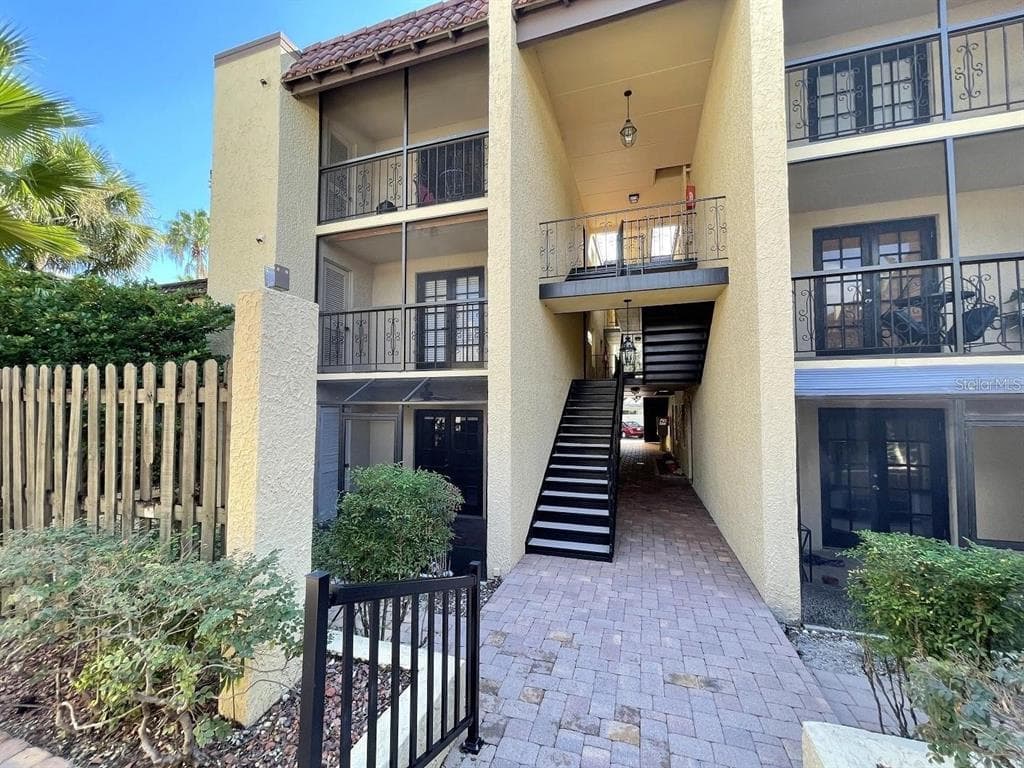 106 ALAMEDA COURT UNIT 137 TAMPA, FL 33609