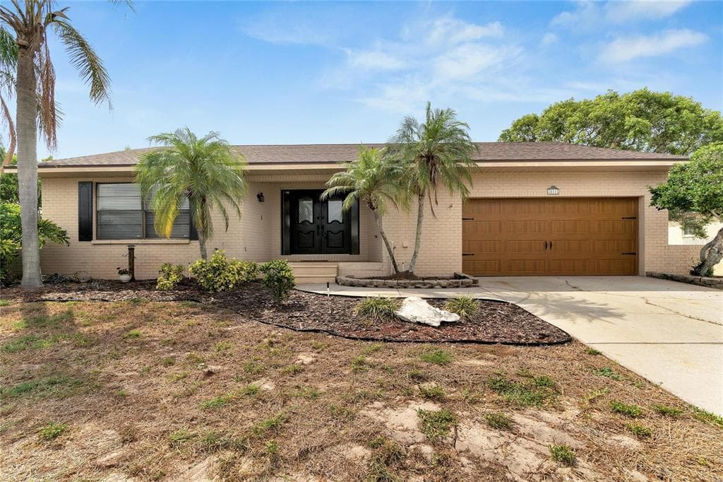 811 EAGLE LANE APOLLO BEACH, FL 33572