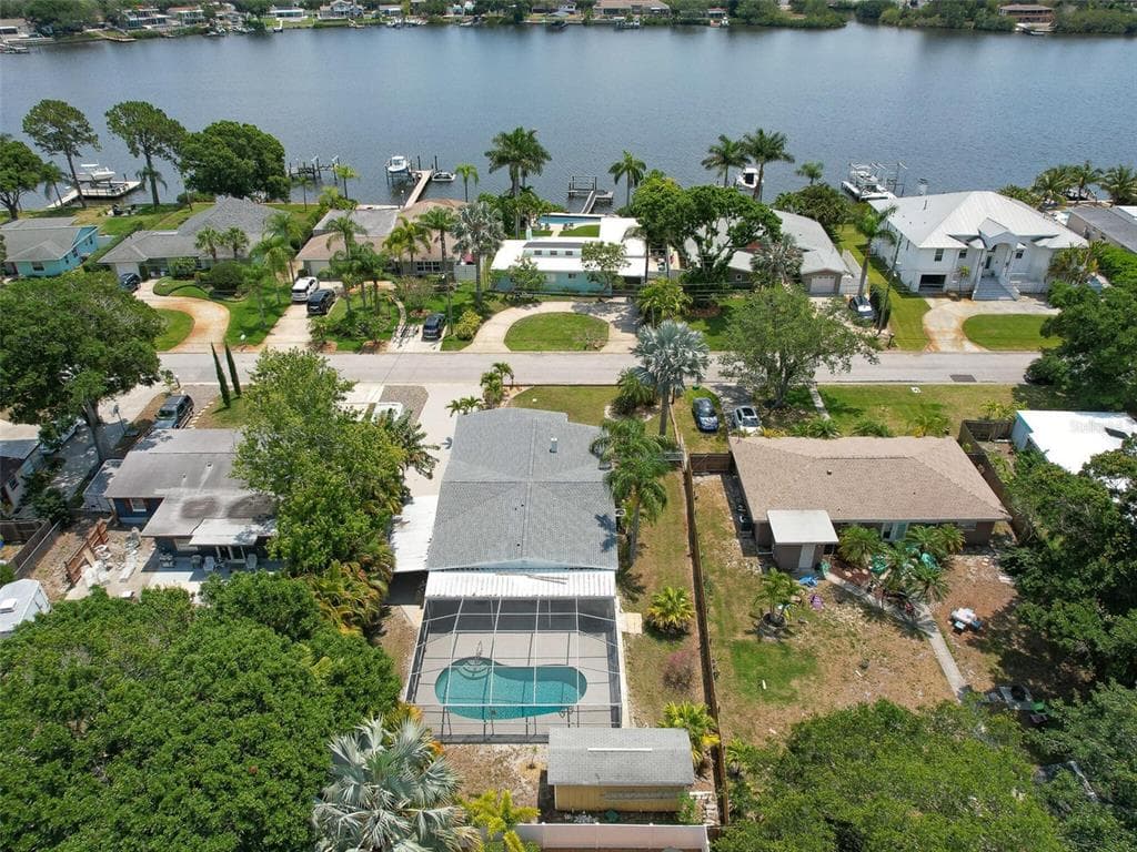 711 BAYSHORE DRIVE TARPON SPRINGS, FL 34689