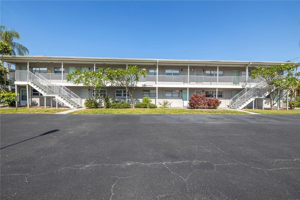 5900 5TH AVENUE N UNIT D7 ST PETERSBURG, FL 33710